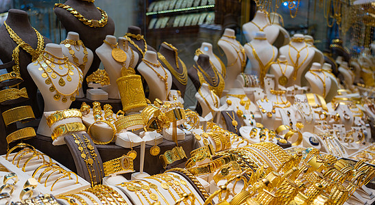 土耳其一家商店窗户上的各种金首饰图片