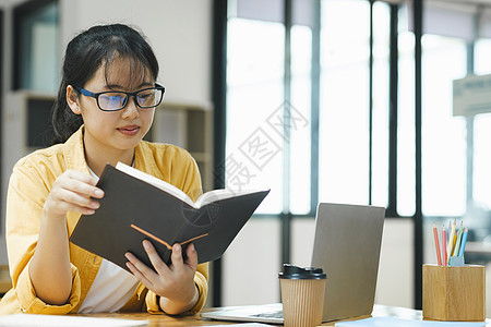 认真的年青学生在读一本准备考试的书中学教育学习导师大学学校阅读图片