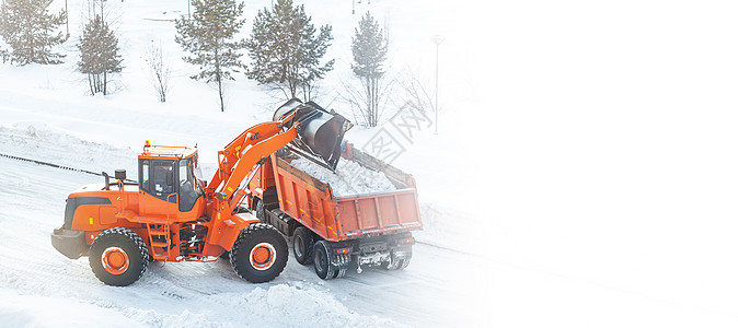 清扫和清理城市道路 以摆脱冬季的积雪服务装载机推土机行动街道拖拉机打扫工作清洁工刮刀图片