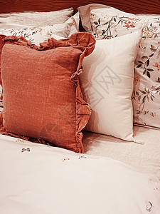 在卧室的木制床上 室内设计用花粉布在木制床上铺上房间家具房子命令乡村织物装饰软垫床单羽绒被图片