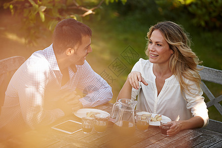 今天真是完美的一天 一个快乐的年轻夫妻 在外面吃晚饭 开心极了图片