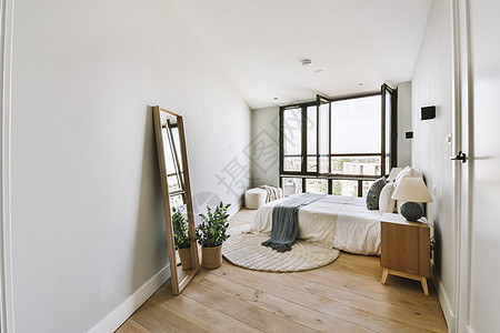 带木制衣柜的轻型卧室家具住房建筑学公寓家庭窗户木头组织木材白色图片