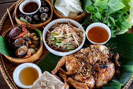 传统泰国东北部当地食品Esan烹饪午餐蔬菜桌子盘子木瓜绿色沙拉食物美食图片