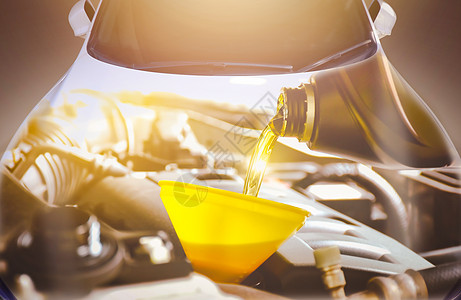石油采集发动机油注入汽车发动机与阳光和汽车双曝光 汽车修理店经营理念背景