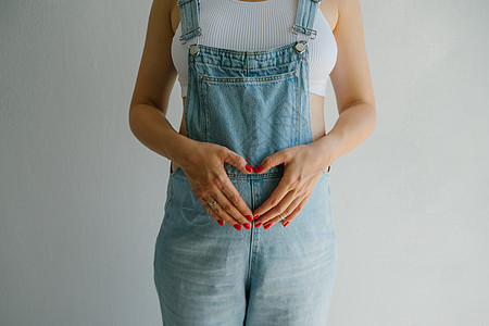 穿戴尼姆服的怀孕女孩 未来的妈妈图片