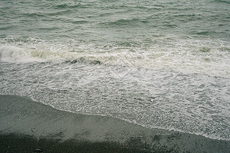 海滨 海边有碎石 沙滩上湿海岩和宁静的海浪天气石头海景墙纸卵石支撑海岸岩石假期蓝色图片