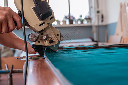 切割刀工具缝纫机棉布工人材料剪裁机器工艺技术衣服图片