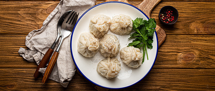 Khinkali 传统的格鲁吉亚白种菜菜盘 填满了肉块的子面粉国家食物盘子牛肉香菜餐厅饺子小吃午餐图片