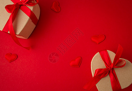 红背景两个心形的包装礼物盒 圣情人节盒子装饰风格惊喜展示卡片丝带庆典横幅礼物图片