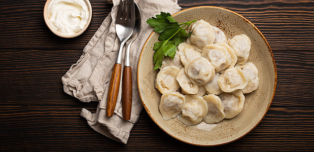 Pelmeni 俄罗斯传统烹饪菜菜菜菜 煮了面粉和小肉饺子食物桌子餐厅面团牛肉猪肉奶油图片