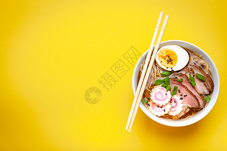 日式圆点汤拉面蛋黄橙子桌子餐厅酱油肉汤广告文化洋葱煮沸图片