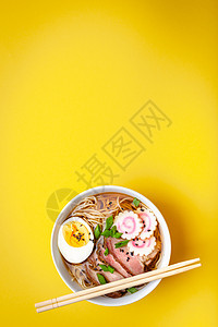 日式圆点汤拉面餐厅广告酱油桌子美食煮沸橙子午餐菜单鱼糜背景图片