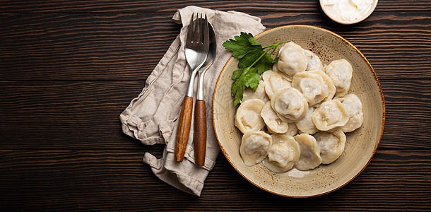 Pelmeni 俄罗斯传统烹饪菜菜菜菜 煮了面粉和小肉面团牛肉食物猪肉桌子奶油餐厅菜单饺子图片