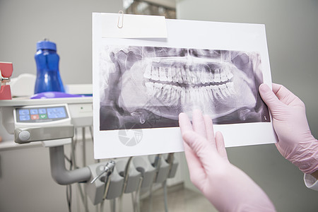 在牙科诊所工作的女性专业牙医 女职业牙医工具矫正x光医院保险扫描客户医生病人诊断背景图片
