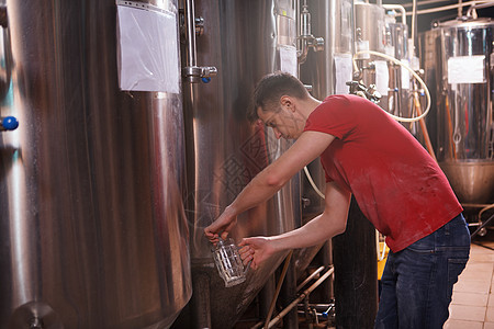 专业酿酒员 制造手工艺啤酒芳香玻璃职业工作男人商业啤酒厂酒精企业家酒吧图片