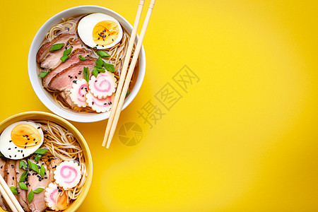 日式圆点汤拉面美食煮沸酱油烹饪洋葱文化鱼糜广告橙子蛋黄背景图片