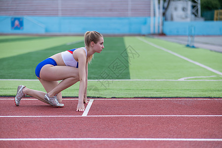 体育场的女性选手准备参加比赛小路运动鞋女孩护理赛跑者肌肉运动行动靴子力量图片