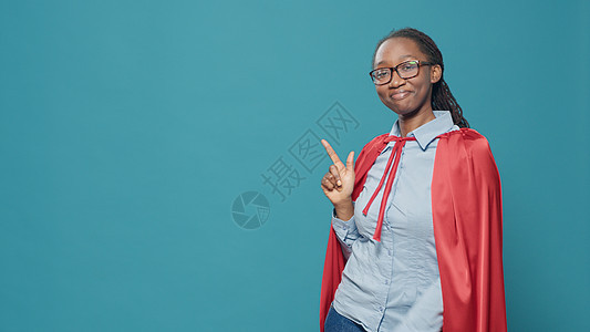 穿披风服装的女人指向左对右图片