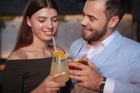 可爱优雅的情侣在酒吧喝鸡尾酒夫妻酒精闲暇男朋友派对周年餐厅咖啡店朋友们纪念日图片