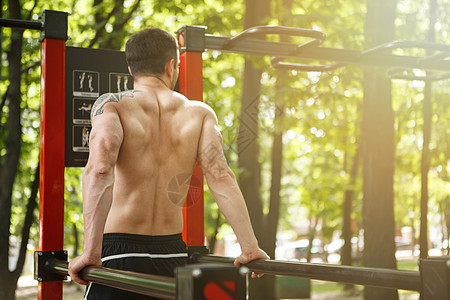 户外运动的肌肉运动运动员力量男人体质健美操动机体重图片