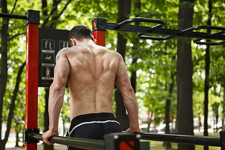 户外运动的肌肉运动运动员力量健美操体质体重男人动机图片