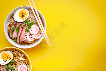 日式圆点汤拉面酱油肉汤菜单文化鱼糜美食午餐蛋黄桌子洋葱图片