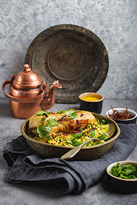 Biryani鸡肉和巴斯马提大米桌子勺子洋葱抓饭油炸普劳盘子文化午餐香米图片