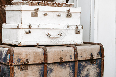 古老的破旧树干堆案件古董假期运输皮革盒子白色国家旅行房间背景图片