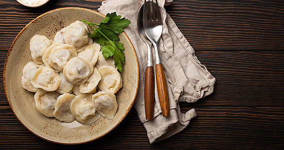 Pelmeni 俄罗斯传统烹饪菜菜菜菜 煮了面粉和小肉桌子食物奶油餐厅饺子猪肉面团牛肉图片