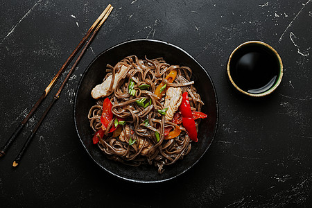 亚洲沙巴鸡面蔬菜洋葱筷子炒锅美食黑色酱油图片