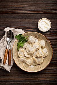 Pelmeni 俄罗斯传统烹饪菜菜菜菜 煮了面粉和小肉牛肉饺子食物猪肉奶油餐厅桌子面团图片