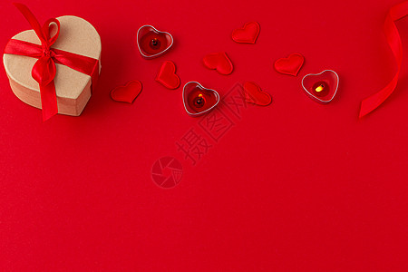 20代金券圣情人节最高视图 包括礼品盒 蜡烛 红背景的心展示购物问候语横幅丝带周年纪念日礼物盒子庆典背景
