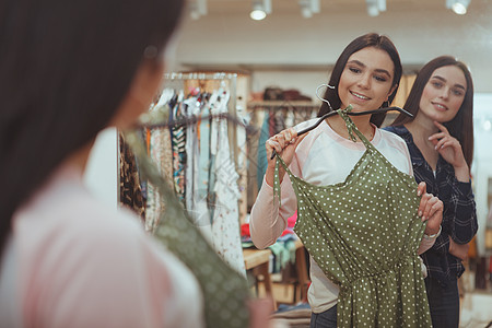 美丽的女人喜欢一起买衣服的美人儿收藏潮人精品市场狂欢折扣消费者闲暇购物中心活动图片