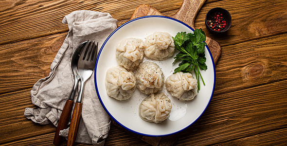 Khinkali 传统的格鲁吉亚白种菜菜盘 填满了肉块的子餐厅水饺美食小吃面团面粉厨房烹饪猪肉午餐图片