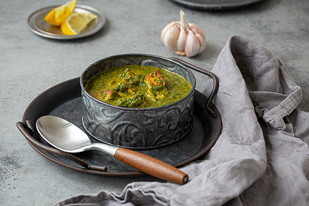 印度菜 灰石桌碗中的芝士小吃盘子蔬菜菠菜肉汁绿色食物午餐图片