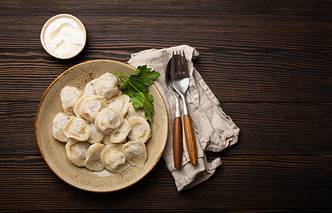 Pelmeni 俄罗斯传统烹饪菜菜菜菜 煮了面粉和小肉菜单面团牛肉饺子桌子餐厅食物奶油猪肉图片