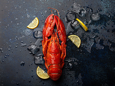 有柠檬和冰块的龙虾 蓝石本底顶视图用餐海洋熟食石板美食贝类餐厅奢华食物小龙虾图片