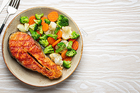 猫吃鱼带蔬菜沙拉的格里尔鲑鱼牛排 来自上述复制空间菜单食谱黑色鱼片高架盘子食物营养白色饮食背景