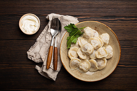 Pelmeni 俄罗斯传统烹饪菜菜菜菜 煮了面粉和小肉猪肉桌子面团饺子奶油牛肉食物餐厅图片