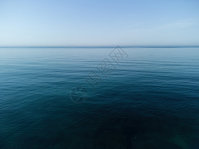 海景空中全景与水晶般清澈的蔚蓝大海和岩石海岸 在岩石背景下的美丽泻湖中的游艇 夏季旅行和度假的理想目的地的概念悬崖山脉假期休息树图片