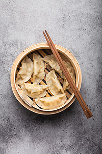 竹蒸汽船中的亚洲燕子美食竹蒸笼点心灰色小吃蒸汽石头桌子乡村筷子图片