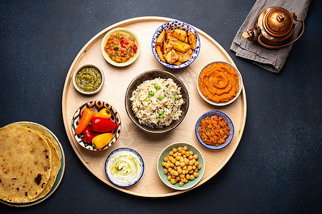 传统印度塔利族乡村自助餐餐厅小吃盘子辣椒芝士酸奶午餐胡椒图片