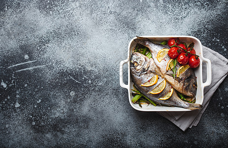 鱼多拉多 用羊虾烤海鲜炙烤餐厅桌子草本植物营养盘子高架石头柠檬图片