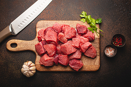 牛肉生肉块 用于在木制切割板上炖菜食物猪肉腰部牛扒牛肉立方体高架倾斜桌子厨房图片