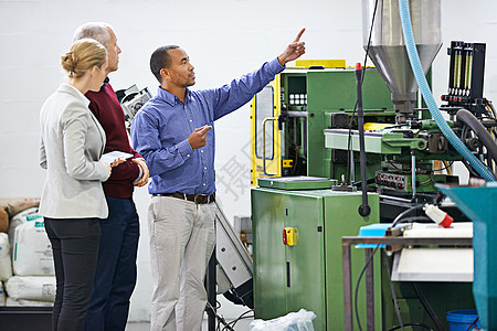 定时维修检查 一名管理人员视察工厂机械设备 (单位 千美元)图片