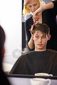 他信任他的理发师 一个年轻男人 头发被理发师打得一团糟图片