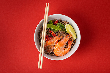 亚洲面条和虾盘子高架胡椒美食白色蔬菜绿色海鲜红色烹饪图片