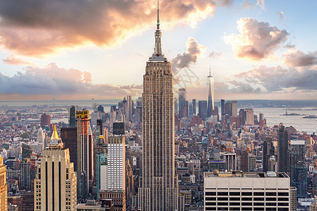日落时纽约市天际和摩天大楼的全景天线景观帝国市中心旅行城市天空建筑学场景建筑图片