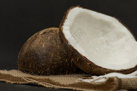 黑色背景的新鲜椰子按摩疗法奢华治疗香气肥皂福利卫生芳香身体图片