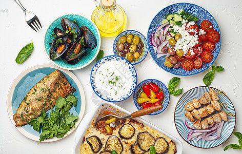 从上到下将传统的希腊菜类黄瓜鲷鱼洋葱桌子沙拉美食草药食品胡椒海鲜图片